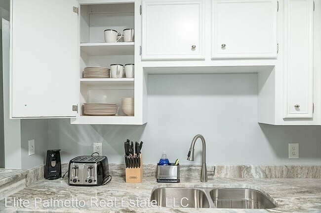 Building Photo - 2 br, 1 bath House - 3930 Azalea Drive Unit D