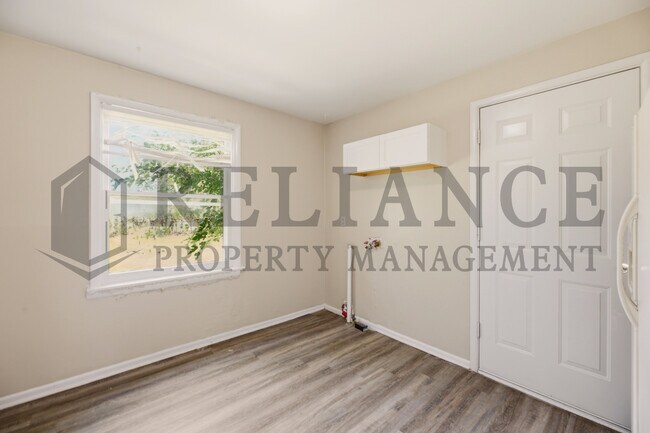 Building Photo - 4421 S Oak Ave