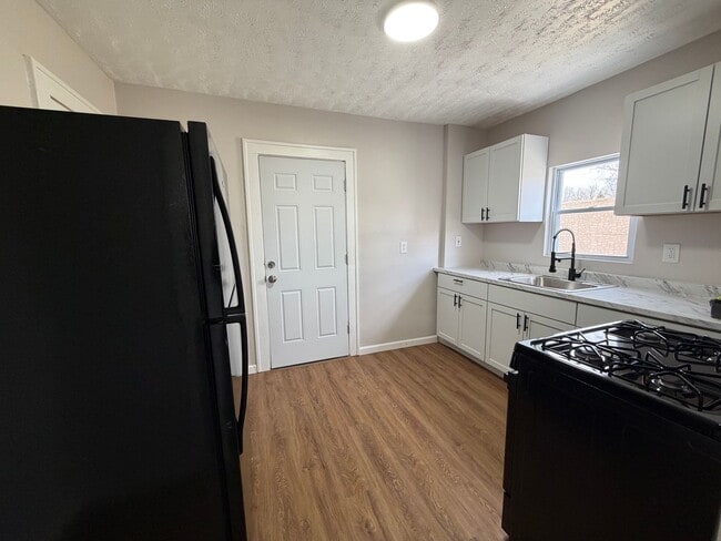 Building Photo - Move-In Ready 2-Bedroom Home with Large Yard and Covered Front Porch