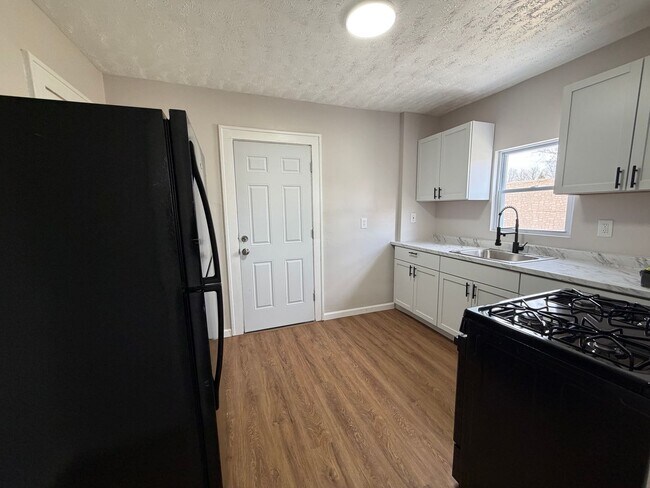 Building Photo - Move-In Ready 3-Bedroom Home with Large Yard and Covered Front Porch