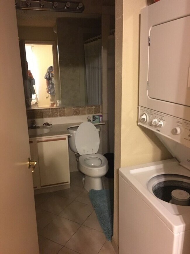 Building Photo - Hyde Park Oaks 1 Bedroom - Fall 2026 West Campus