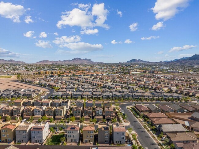 Building Photo - Spacious Three Story 3 Bed 3.5 Bath Smarth...