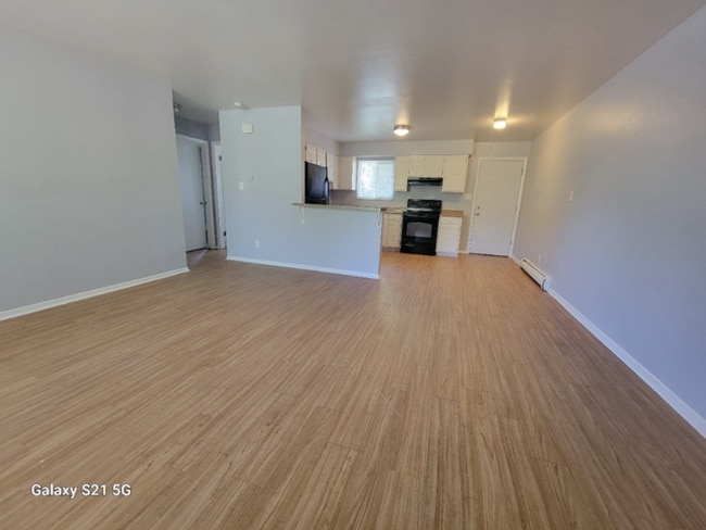 Building Photo - 2 Bed 1 Bath Apartment in a GREAT location!