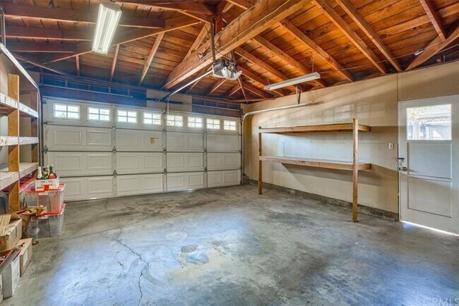 Building Photo - 5 Bedroom 3-bathroom Large single level home!