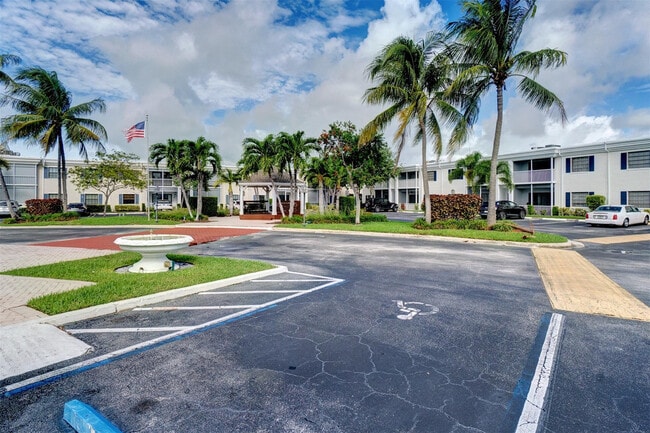 Building Photo - 140 Cypress Club Dr