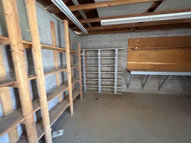 Building Photo - Spacious 4 bedroom, 2 bathroom home locate...