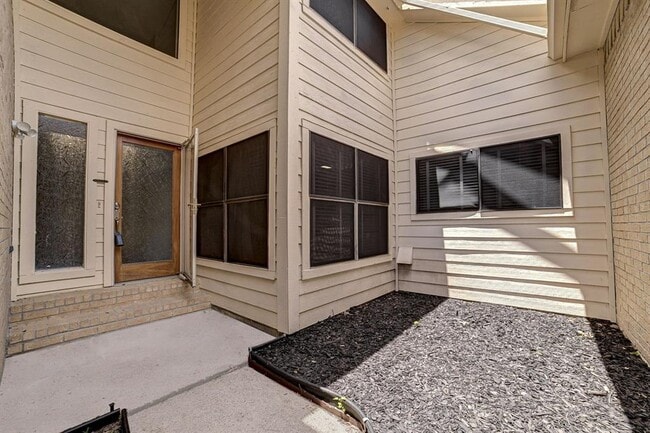 Building Photo - 3310 Meadway Dr