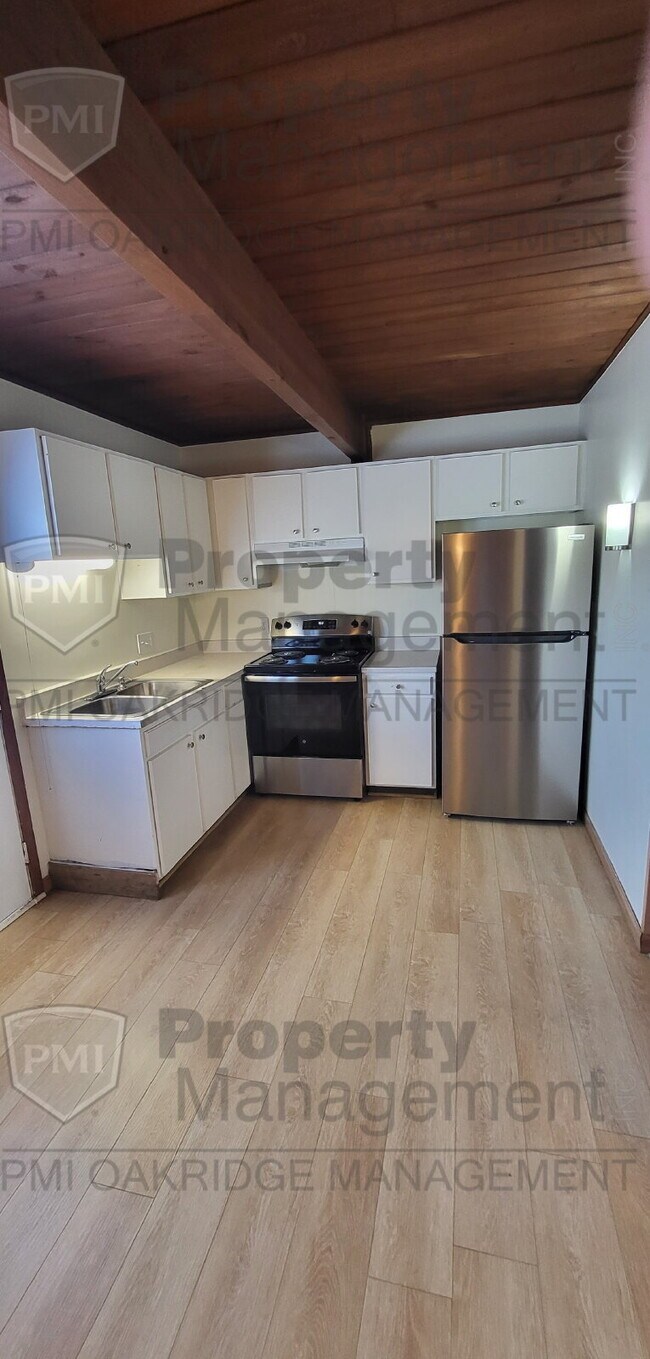 Building Photo - 2 Bed 1.5 Bath Townhome