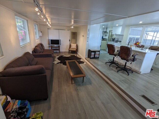 Building Photo - 32180 Saucon Valley St