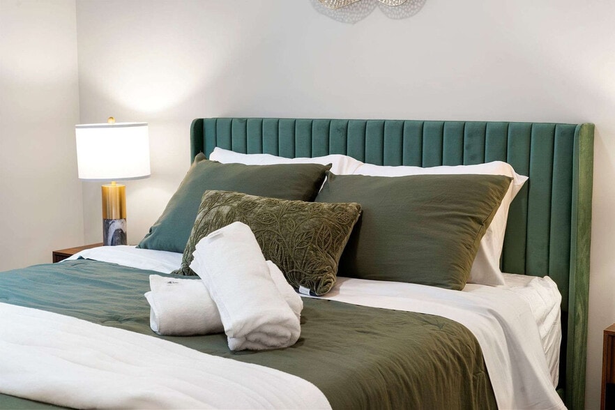 Building Photo - 6044 N Winthrop Ave