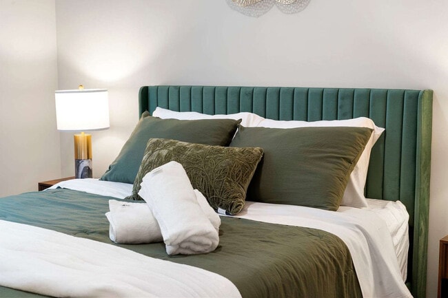 Building Photo - 6044 N Winthrop Ave