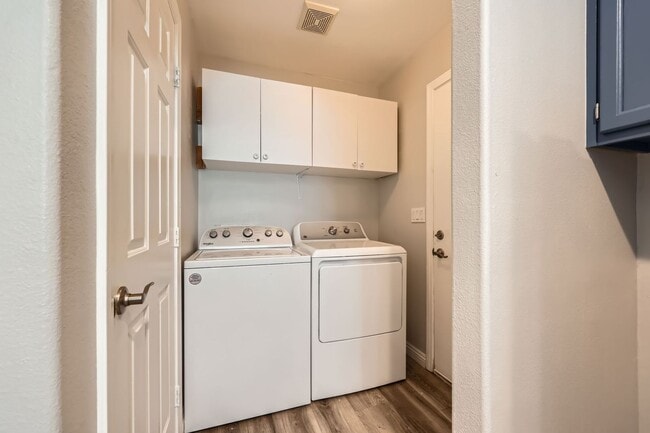 Building Photo - Beautiful and Nicely Remodeled Henderson Townhome!