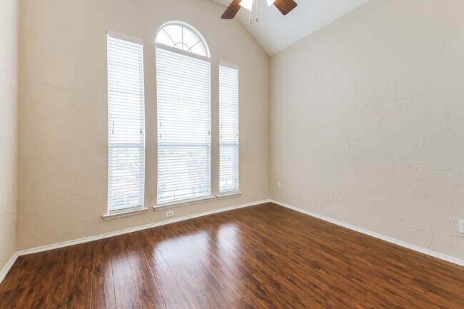 Building Photo - $1,995 4 Bed/2 Bath/2 Garage Ready for Move-in Rockwall Home in Highland Meadows