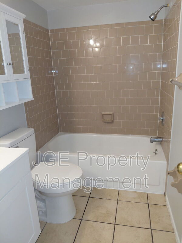 Building Photo - 724 NE 11th Terrace