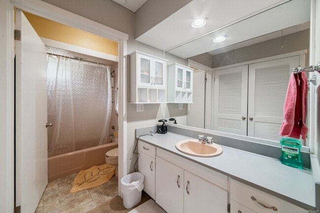 Building Photo - 21 Heritage Vlg