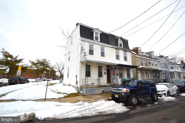 Building Photo - 201 York St