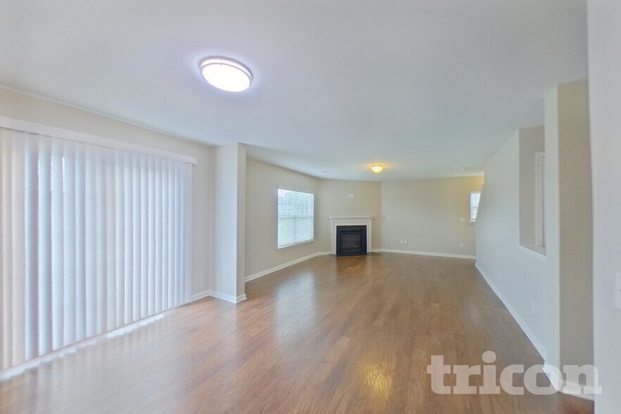 Building Photo - 208 Willow Grv Wy