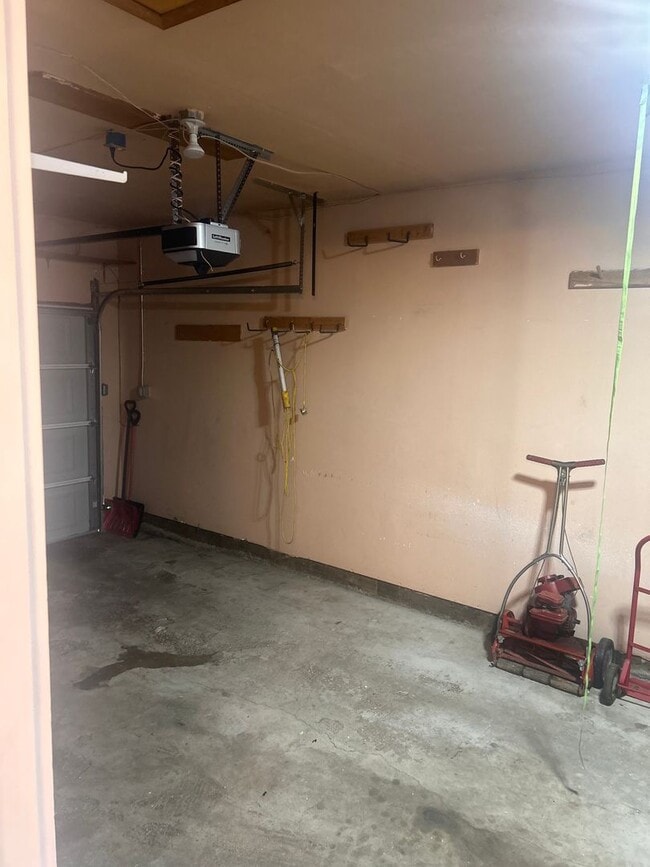 Building Photo - Big roomy 4 bedroom / 2 living room house