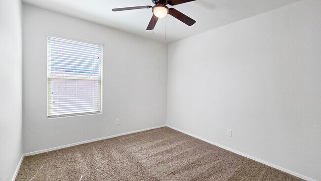 Building Photo - Popular Las Brisas community in Goodyear!