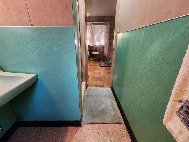 Building Photo - SKI LEASE: Close to Bus Line, Full Kitchen...