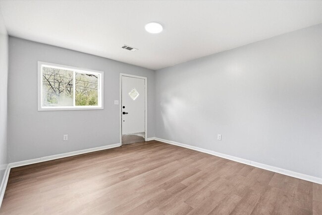 Building Photo - 924 W Huntington Ave