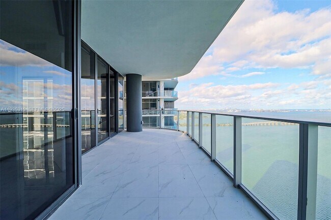 Building Photo - 700 NE 24th St