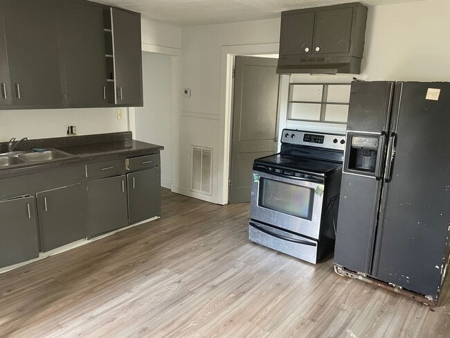 Building Photo - 3bd 1b house! Right off 20th St.