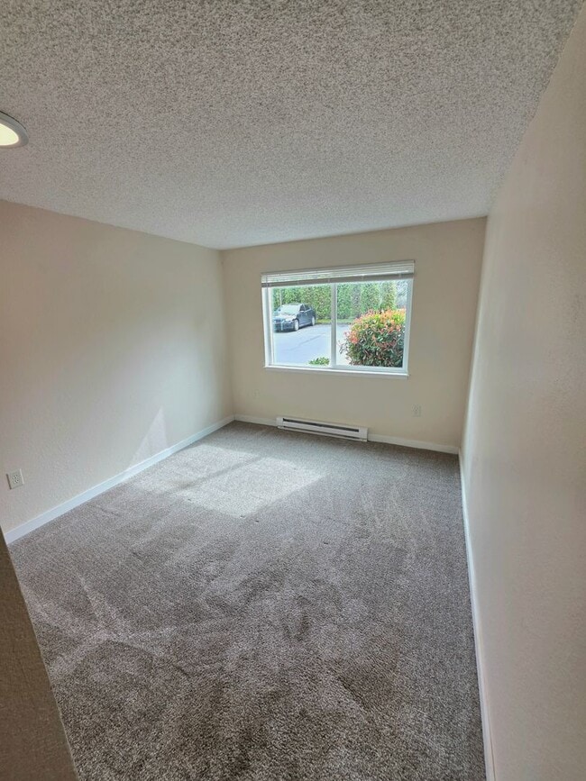 Building Photo - Renton Sunset Heights Condominiums - 2 bedroom 1 bathroom lower floor unit - Water, Sewer & Garba...