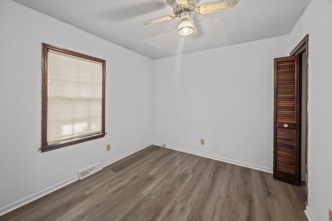 Building Photo - Charming Rental in Central Location
