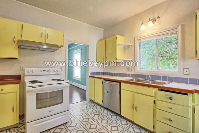 Building Photo - 3 bed, 1 bath Home w/ Easy Freeway Access Near Washington Elem School