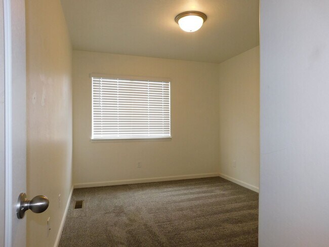 Building Photo - 654 Trinity Way
