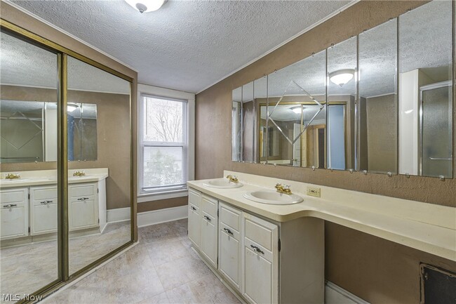 Building Photo - 37948 Barnes Ct