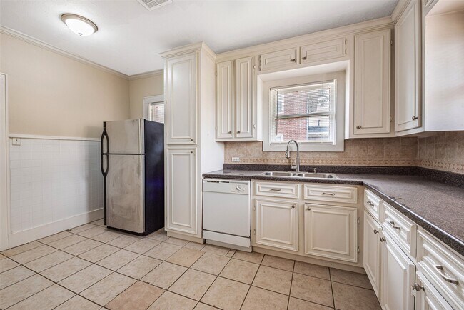 Building Photo - 2611 Rosewood St