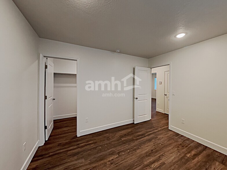 Building Photo - 1273 E White St