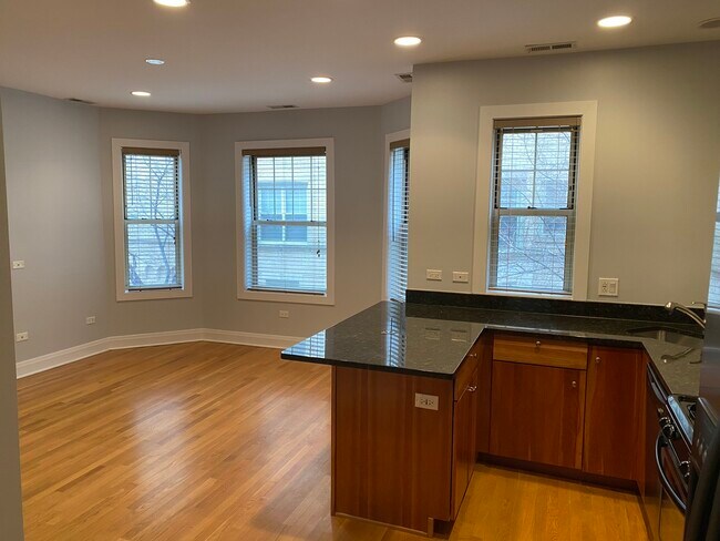 Building Photo - 1446 W Thorndale Ave