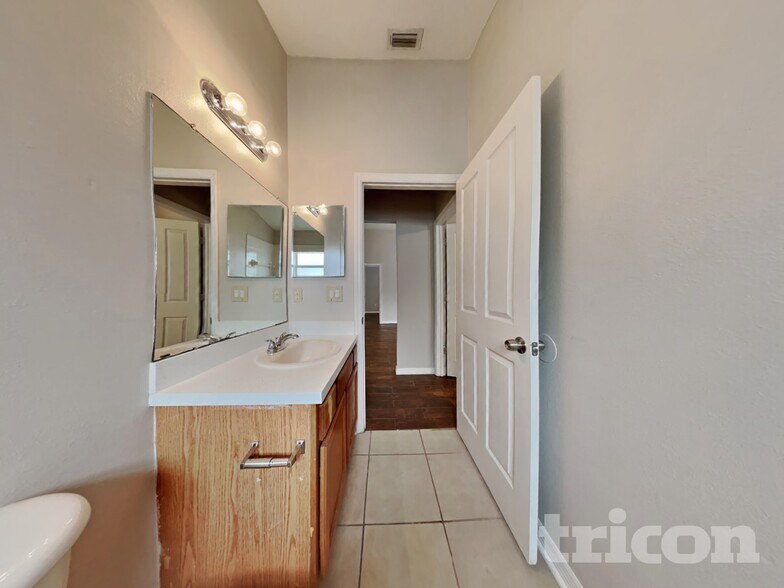 Building Photo - 6816 Monarch Park Dr