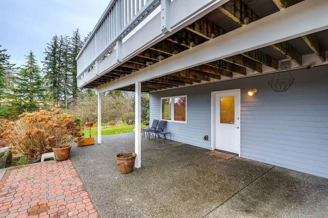 Building Photo - Fully Furnished Daylight Basement 2 Bedroo...