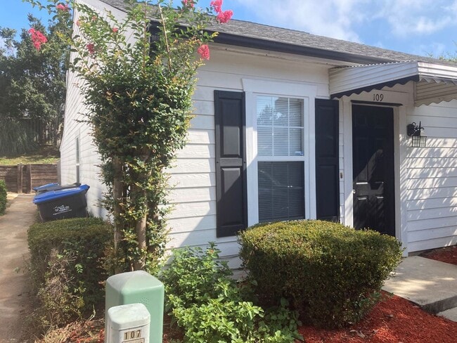 Building Photo - Modern Townhome Living Near Downtown Augusta & the Medical District