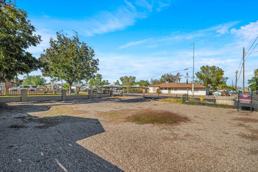 Building Photo - 2745 E Willetta St