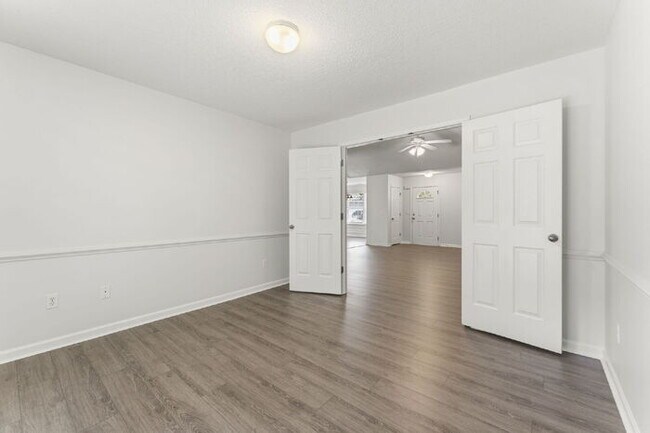 Building Photo - Charming 3-Bedroom Retreat with Cozy Fireplace in Simpsonville