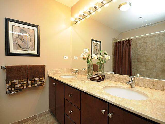 Dual sinks, soaking tub, granite - 630 N Franklin St