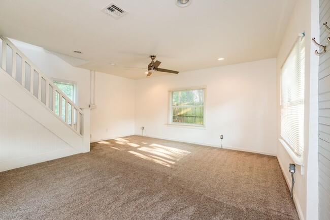 Building Photo - N Rosedale Ave Duplex