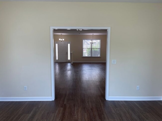 Building Photo - 3 Bedroom 2 Bathroom House with Large Fenc...