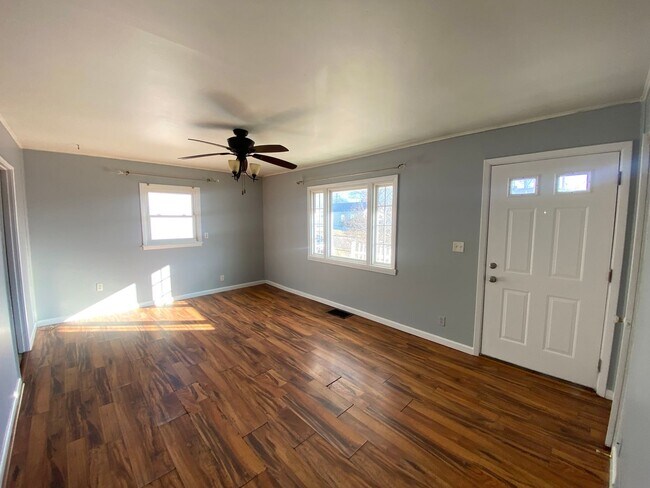 Building Photo - Beautiful 3 Bedroom, 1 Bath Home for Rent in Peoria!