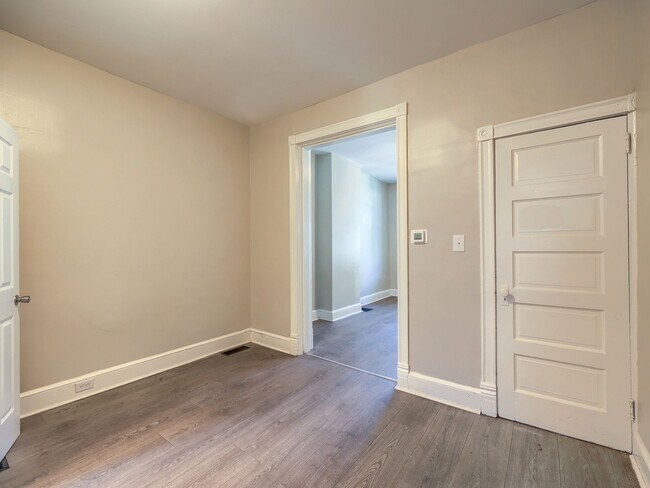Building Photo - 4 Bedroom Home