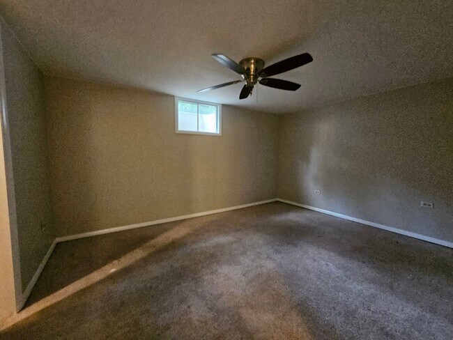 Building Photo - Virginia Village 4 Bed 3 Baths Large Yard Attached Garage Super Spacious!