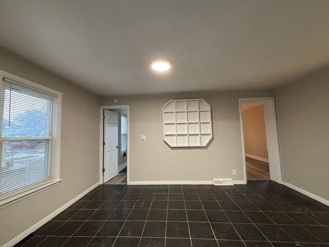 Building Photo - 3 Bedroom 1 Bath, Single Family Home, Lyell - Otis Neighborhood!