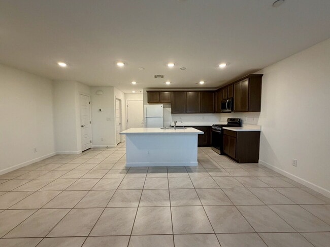 Building Photo - 3 BED 2.5 BATH 2 CAR GARAGE TOWNHOUSE FOR RENT LOCATED IN CADENCE MASTER COMMUNITY