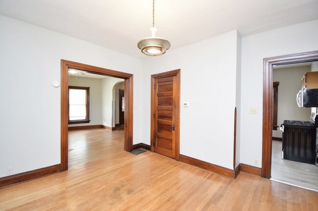 Building Photo - 23 E Parkwood Dr