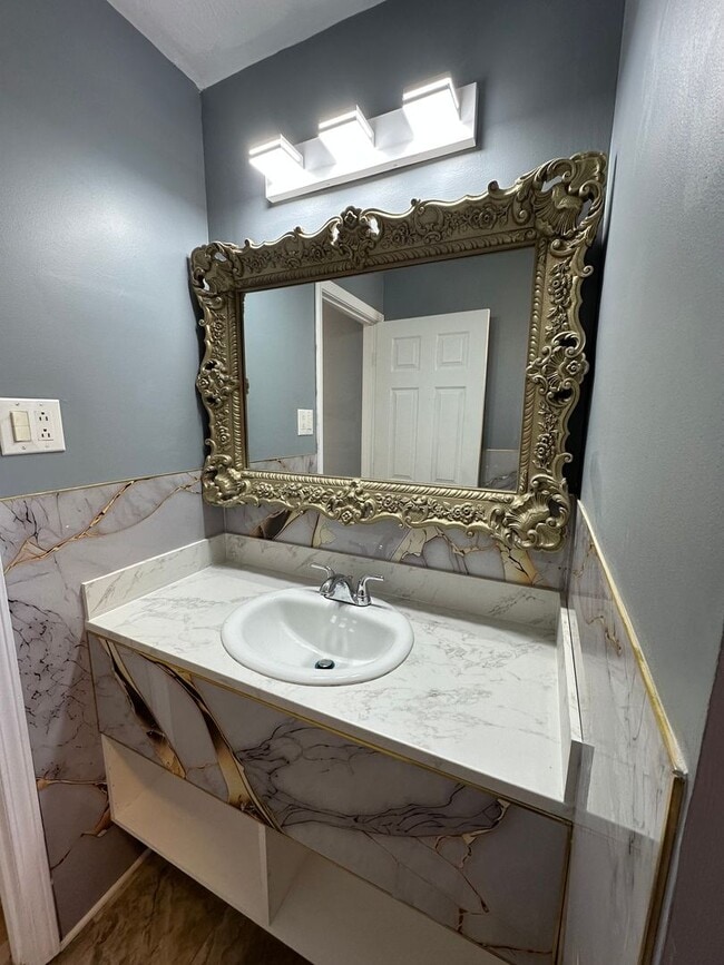 Building Photo - 5 Bedroom / 3 Bath Home Kingsport, TN